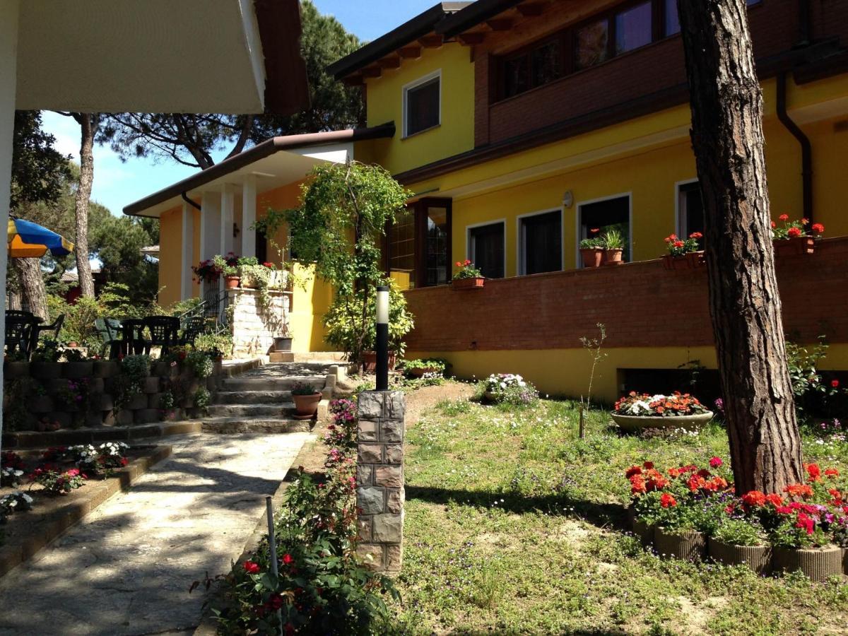 Cozy Villa With Large Garden Near The Beach Rosolina Mare Exterior photo